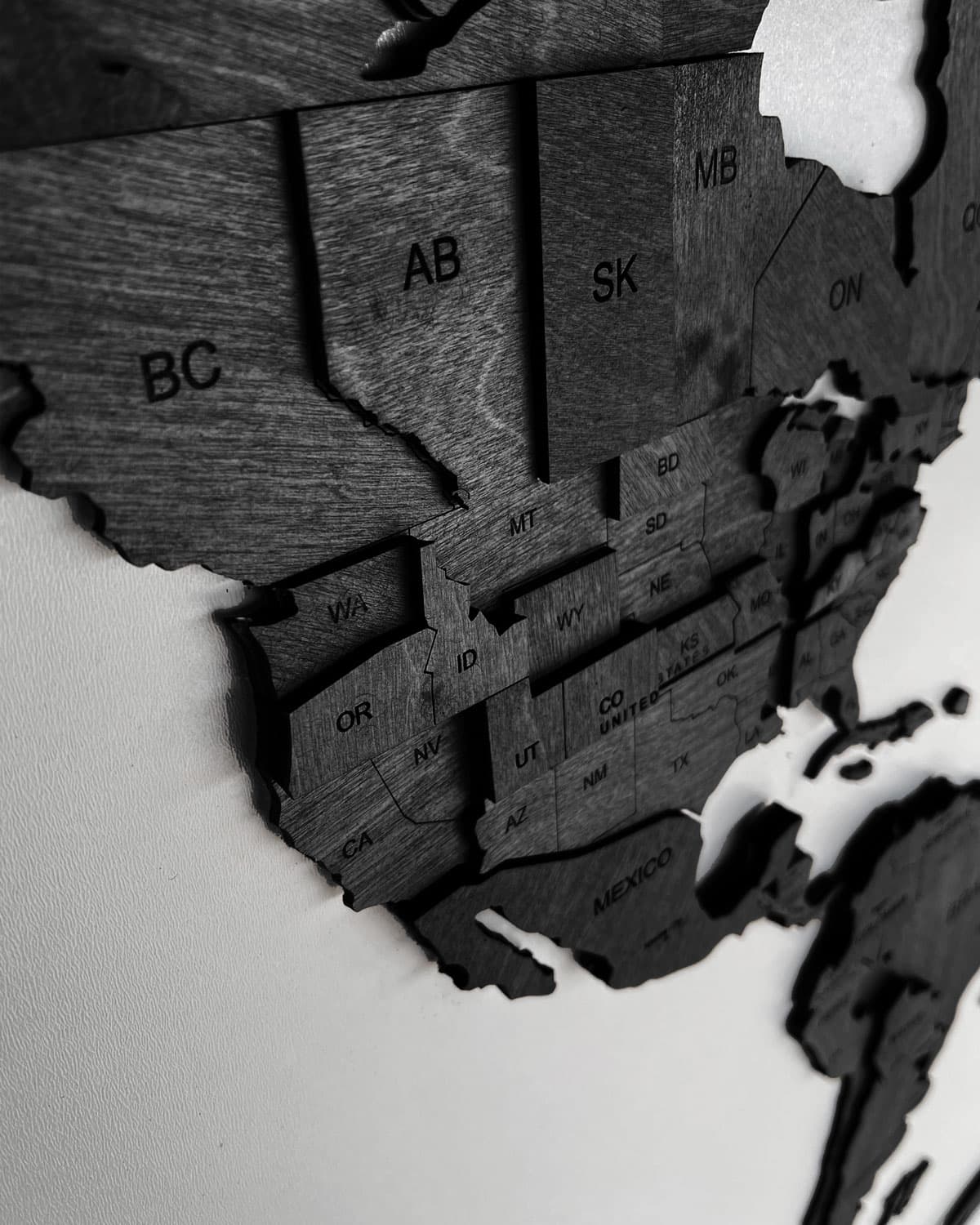 Czarna Mapa Świata na ścianę 3D Sikorka® kolor Hebanu - 150x70cm